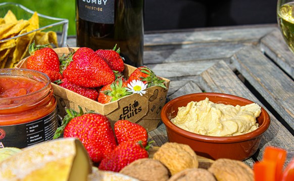 Promotions de saison : profitez de nos offres sur les fraises et asperges bio chez Biofruits Vétroz