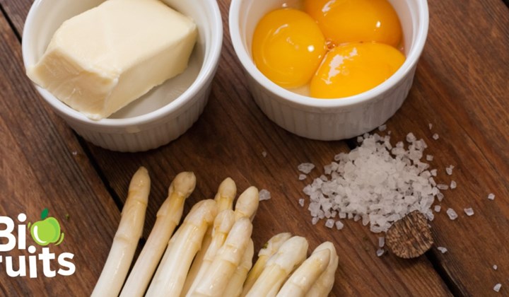 Banner asperges trois sauces - Une photo d'asperges blanches avec du sel, du beurre et des jaunes d'oeufs