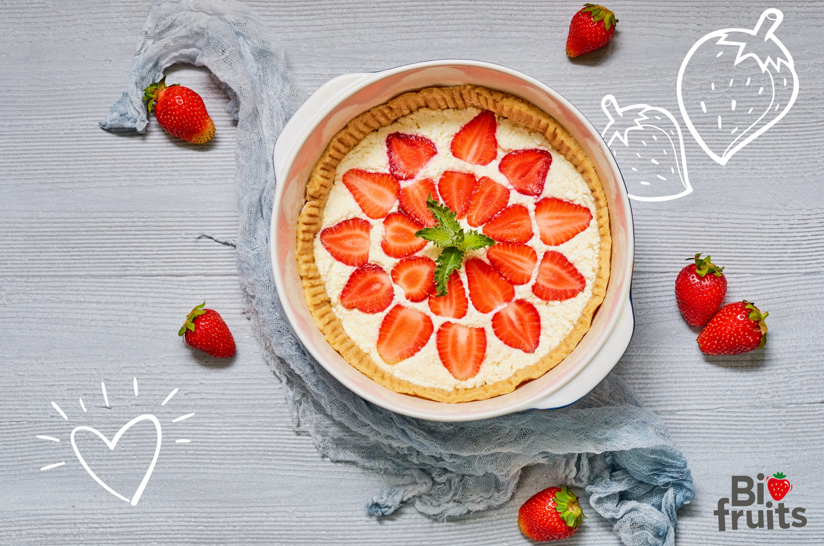 Tarte aux fraise Biofruits - Une photo d'une tarte aux fraises joliment disposées avec de la crème