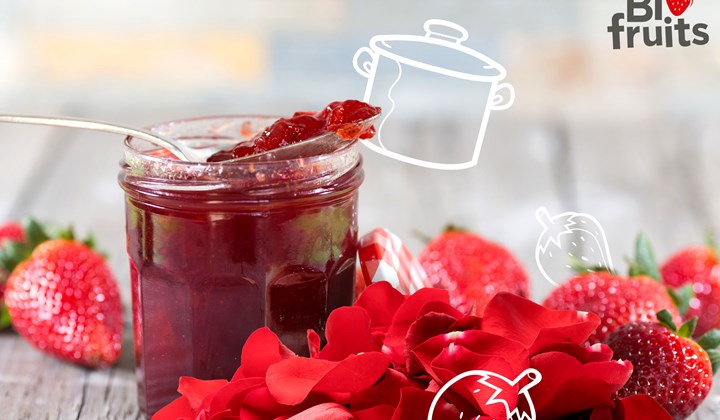 Confiture de fraises et pétales de roses
