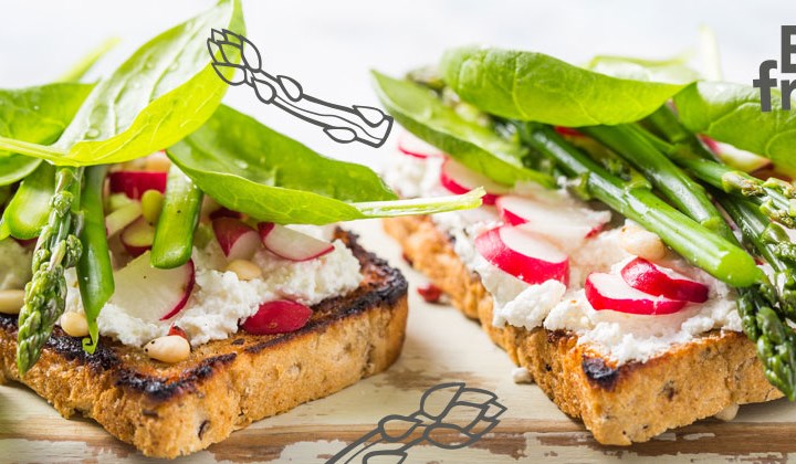 Des tartines d'asperges et ricotta (banner) - Une photo de tartines d'asperges à la ricotta et aux asperges avec du basilic et des radis