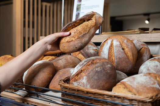 Une étale de pain au Shop de Vétroz - Une photo de plusieurs pains maisons dans un magasin