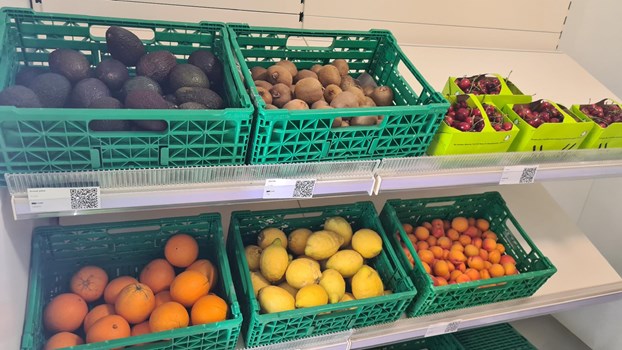Biofruits - Le Self Vétroz - Étalage de fruits frais au magasin autonome
