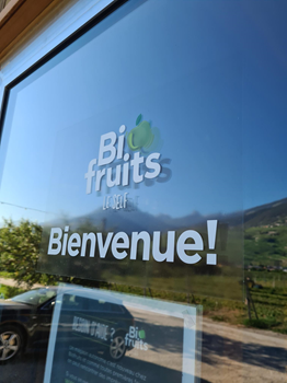 Biofruits - Le Self Vétroz - Vitrine du magasin autonome de Vétroz