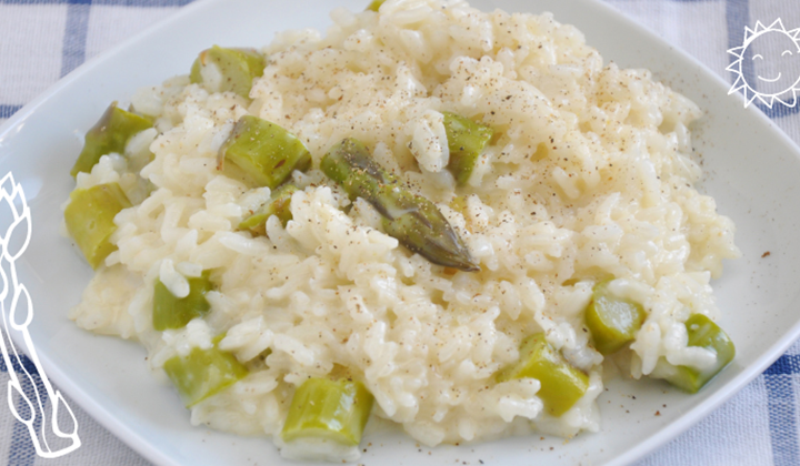 Un risotto aux asperges Biofruits - Une image d'un risotto aux asperges dans une assiette blanche