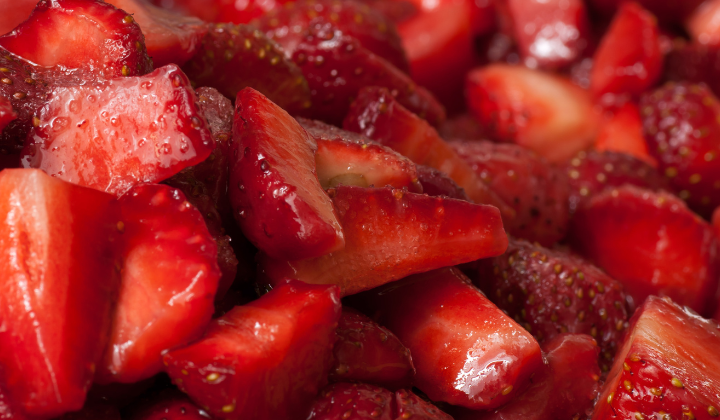 Des fraises à confitures - Biofruits - Des fraises dans un liquide se transformant en gelée