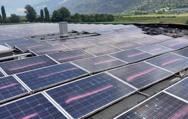 Panneaux photovoltaïques - Analyse - Photo des panneaux solaire sur le toit du pressoir après inendie