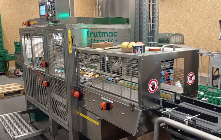 Biofruits - Blitzmatic processus d'emballage sans plastique - La nouvelle machine de Blitzmatic pour un processus d'emballage des pommes Biofruits sans plastique