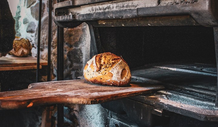 Un pain au levain qui sort du four - Biofruits -Un pain au levain cuit et doré qui sort d'un four banal à l'ancienne