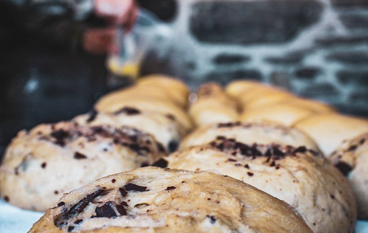 Des brioches au levain  - Biofruits - Finalisation de brioches aux chocolats avant de passer au four