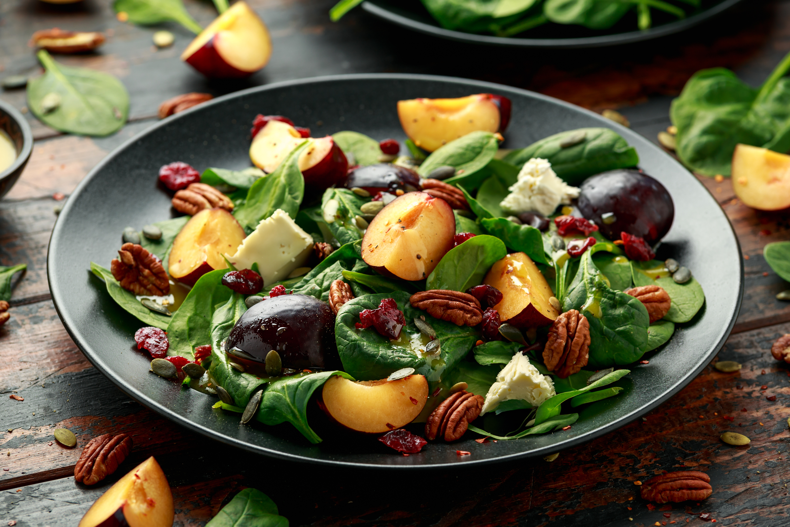 Salade d'épinards, pruneaux, noix et fromage de chèvre