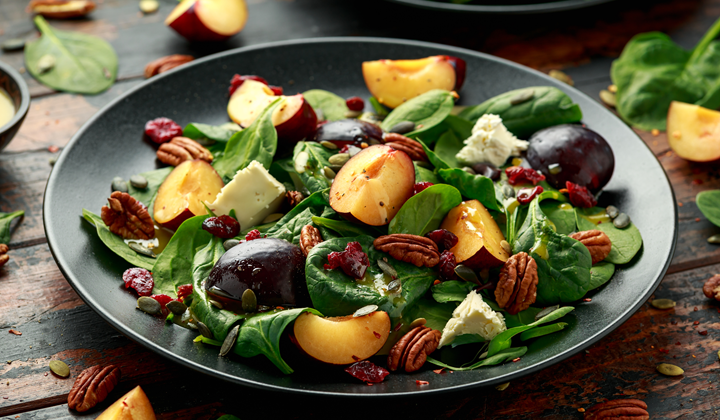 Salade d'épinards, pruneaux, noix et fromage de chèvre